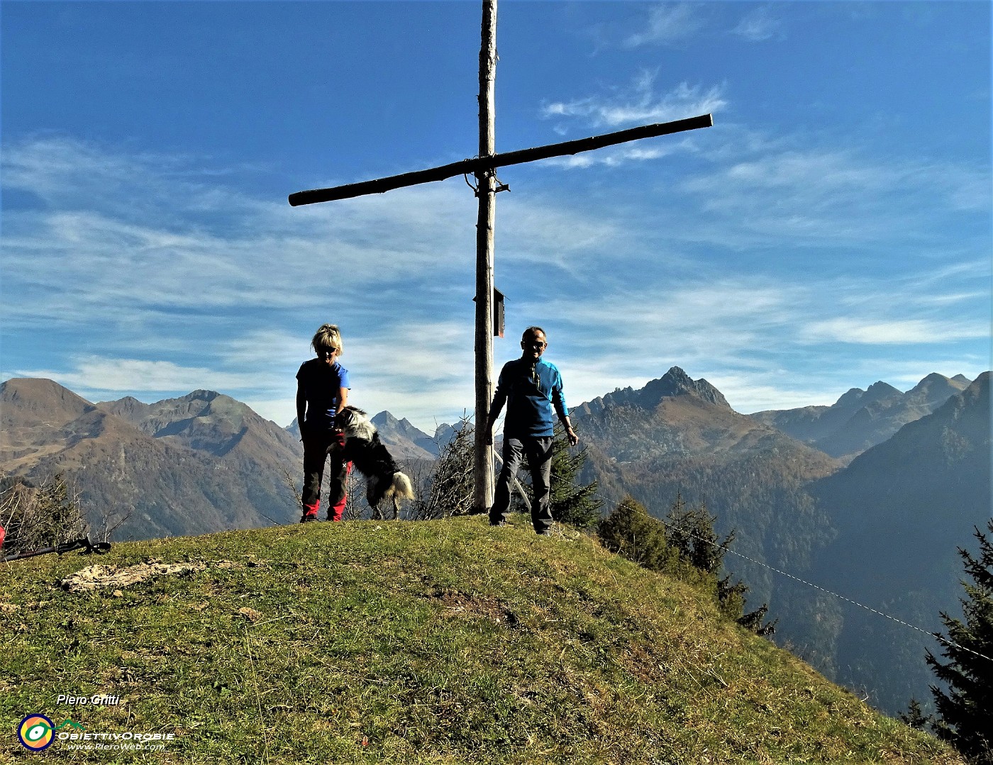 02 Alla rustica croce lignea del Monte Colle (1750 m) .JPG -                                